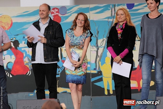 Zdjęcie w galerii na portalu naszraciborz.pl: Koncert jubileuszowy z okazji 30-lecia raciborskiego Młodzieżowego Domu Kultury w Raciborzu na zamku za nami  wiadomości z regionu