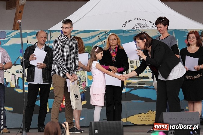 Zdjęcie w galerii na portalu naszraciborz.pl: Koncert jubileuszowy z okazji 30-lecia raciborskiego Młodzieżowego Domu Kultury w Raciborzu na zamku za nami  wiadomości z regionu