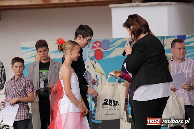 Zdjęcie w galerii na portalu naszraciborz.pl: Koncert jubileuszowy z okazji 30-lecia raciborskiego Młodzieżowego Domu Kultury w Raciborzu na zamku za nami  wiadomości z regionu