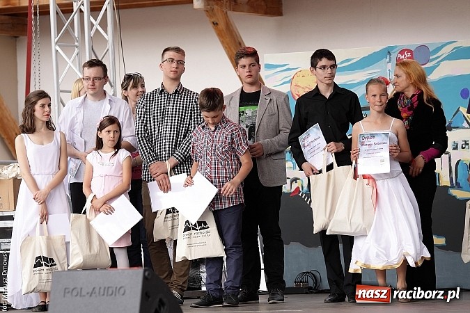 Zdjęcie w galerii na portalu naszraciborz.pl: Koncert jubileuszowy z okazji 30-lecia raciborskiego Młodzieżowego Domu Kultury w Raciborzu na zamku za nami  wiadomości z regionu