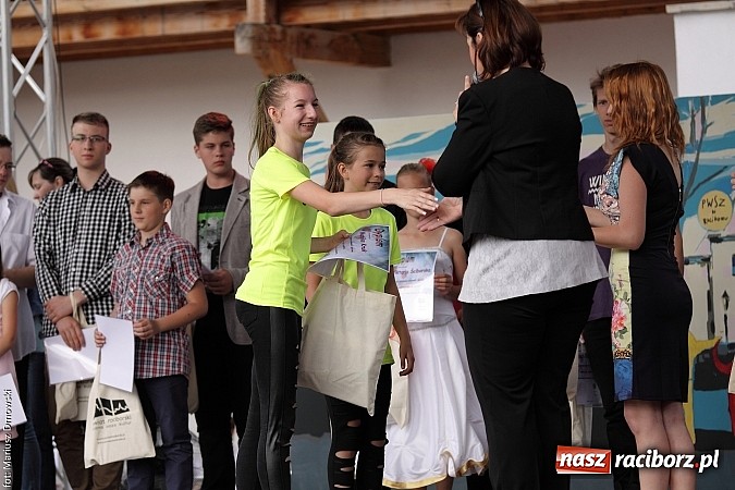 Zdjęcie w galerii na portalu naszraciborz.pl: Koncert jubileuszowy z okazji 30-lecia raciborskiego Młodzieżowego Domu Kultury w Raciborzu na zamku za nami  wiadomości z regionu