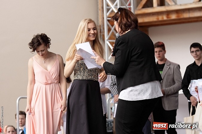 Zdjęcie w galerii na portalu naszraciborz.pl: Koncert jubileuszowy z okazji 30-lecia raciborskiego Młodzieżowego Domu Kultury w Raciborzu na zamku za nami  wiadomości z regionu