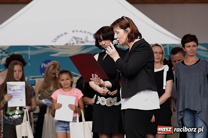 Zdjęcie w galerii na portalu naszraciborz.pl: Koncert jubileuszowy z okazji 30-lecia raciborskiego Młodzieżowego Domu Kultury w Raciborzu na zamku za nami  wiadomości z regionu