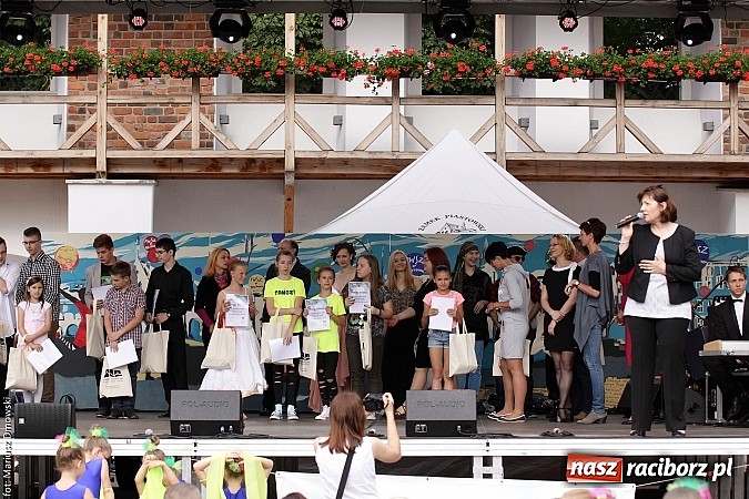 Zdjęcie w galerii na portalu naszraciborz.pl: Koncert jubileuszowy z okazji 30-lecia raciborskiego Młodzieżowego Domu Kultury w Raciborzu na zamku za nami  wiadomości z regionu