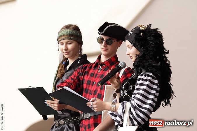 Zdjęcie w galerii na portalu naszraciborz.pl: Koncert jubileuszowy z okazji 30-lecia raciborskiego Młodzieżowego Domu Kultury w Raciborzu na zamku za nami  wiadomości z regionu