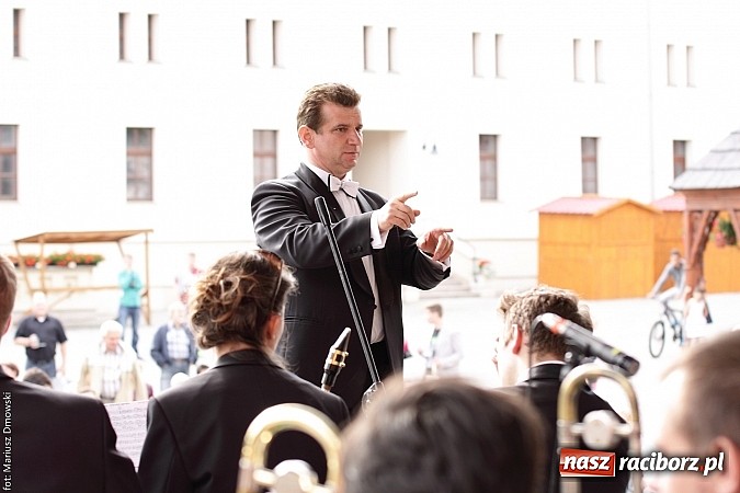 Zdjęcie w galerii na portalu naszraciborz.pl: Koncert jubileuszowy z okazji 30-lecia raciborskiego Młodzieżowego Domu Kultury w Raciborzu na zamku za nami  wiadomości z regionu