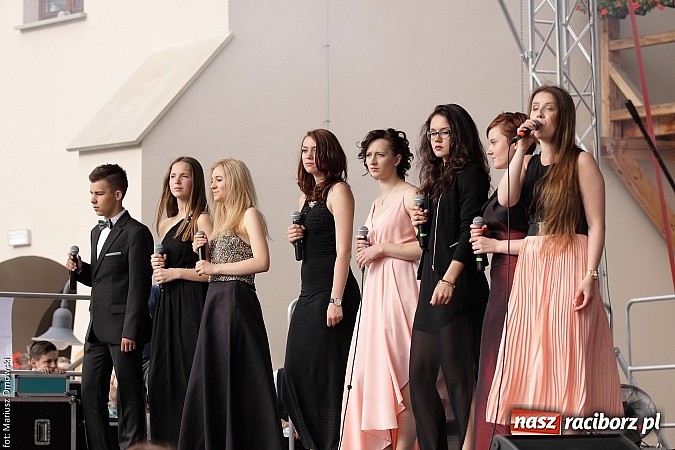 Zdjęcie w galerii na portalu naszraciborz.pl: Koncert jubileuszowy z okazji 30-lecia raciborskiego Młodzieżowego Domu Kultury w Raciborzu na zamku za nami  wiadomości z regionu