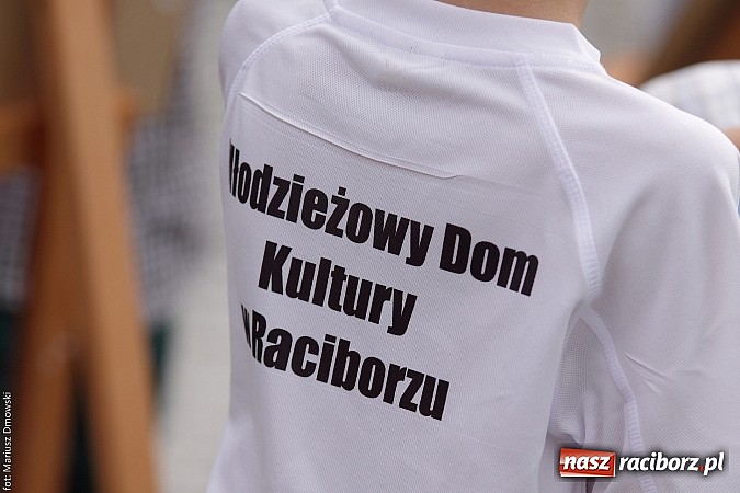 Zdjęcie w galerii na portalu naszraciborz.pl: Koncert jubileuszowy z okazji 30-lecia raciborskiego Młodzieżowego Domu Kultury w Raciborzu na zamku za nami  wiadomości z regionu