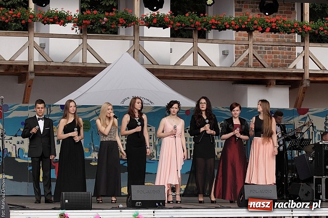 Zdjęcie w galerii na portalu naszraciborz.pl: Koncert jubileuszowy z okazji 30-lecia raciborskiego Młodzieżowego Domu Kultury w Raciborzu na zamku za nami  wiadomości z regionu