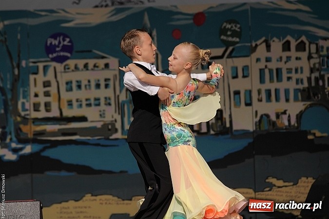 Zdjęcie w galerii na portalu naszraciborz.pl: Koncert jubileuszowy z okazji 30-lecia raciborskiego Młodzieżowego Domu Kultury w Raciborzu na zamku za nami  wiadomości z regionu