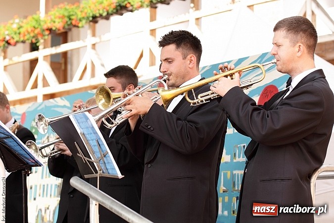 Zdjęcie w galerii na portalu naszraciborz.pl: Koncert jubileuszowy z okazji 30-lecia raciborskiego Młodzieżowego Domu Kultury w Raciborzu na zamku za nami  wiadomości z regionu