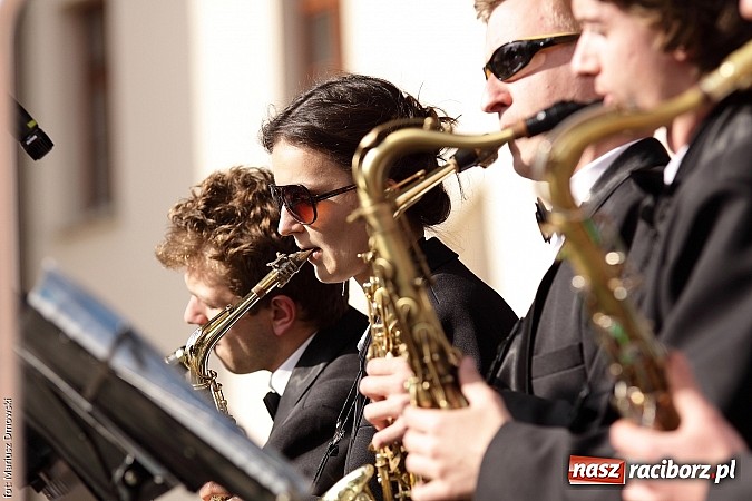 Zdjęcie w galerii na portalu naszraciborz.pl: Koncert jubileuszowy z okazji 30-lecia raciborskiego Młodzieżowego Domu Kultury w Raciborzu na zamku za nami  wiadomości z regionu