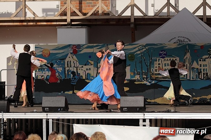 Zdjęcie w galerii na portalu naszraciborz.pl: Koncert jubileuszowy z okazji 30-lecia raciborskiego Młodzieżowego Domu Kultury w Raciborzu na zamku za nami  wiadomości z regionu