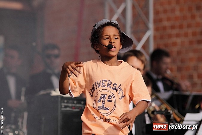 Zdjęcie w galerii na portalu naszraciborz.pl: Koncert jubileuszowy z okazji 30-lecia raciborskiego Młodzieżowego Domu Kultury w Raciborzu na zamku za nami  wiadomości z regionu