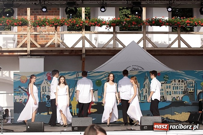 Zdjęcie w galerii na portalu naszraciborz.pl: Koncert jubileuszowy z okazji 30-lecia raciborskiego Młodzieżowego Domu Kultury w Raciborzu na zamku za nami  wiadomości z regionu