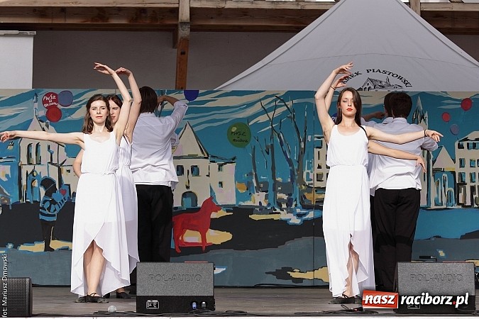 Zdjęcie w galerii na portalu naszraciborz.pl: Koncert jubileuszowy z okazji 30-lecia raciborskiego Młodzieżowego Domu Kultury w Raciborzu na zamku za nami  wiadomości z regionu