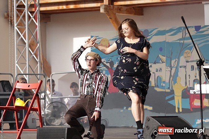 Zdjęcie w galerii na portalu naszraciborz.pl: Koncert jubileuszowy z okazji 30-lecia raciborskiego Młodzieżowego Domu Kultury w Raciborzu na zamku za nami  wiadomości z regionu