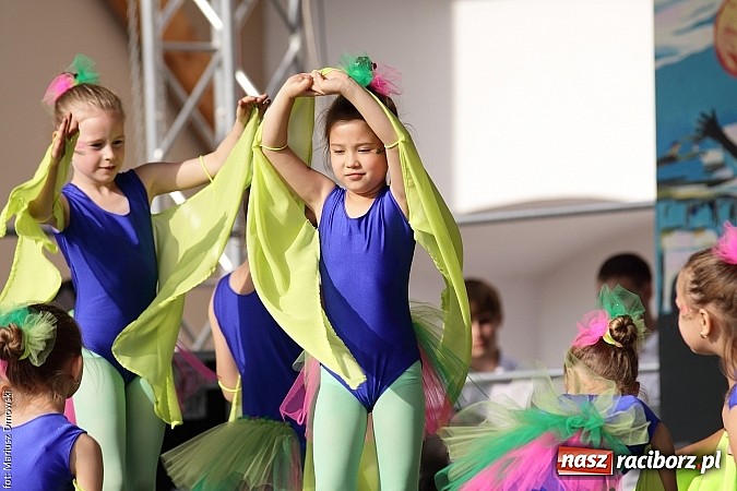 Zdjęcie w galerii na portalu naszraciborz.pl: Koncert jubileuszowy z okazji 30-lecia raciborskiego Młodzieżowego Domu Kultury w Raciborzu na zamku za nami  wiadomości z regionu