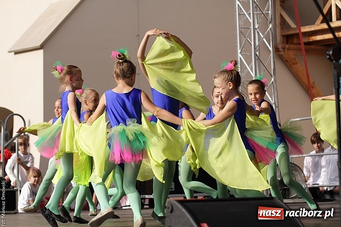 Zdjęcie w galerii na portalu naszraciborz.pl: Koncert jubileuszowy z okazji 30-lecia raciborskiego Młodzieżowego Domu Kultury w Raciborzu na zamku za nami  wiadomości z regionu