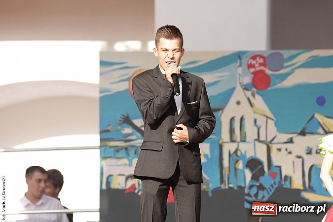 Zdjęcie w galerii na portalu naszraciborz.pl: Koncert jubileuszowy z okazji 30-lecia raciborskiego Młodzieżowego Domu Kultury w Raciborzu na zamku za nami  wiadomości z regionu