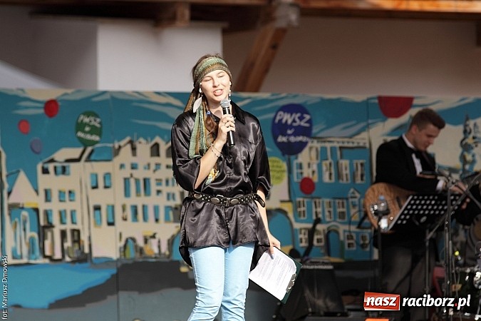 Zdjęcie w galerii na portalu naszraciborz.pl: Koncert jubileuszowy z okazji 30-lecia raciborskiego Młodzieżowego Domu Kultury w Raciborzu na zamku za nami  wiadomości z regionu