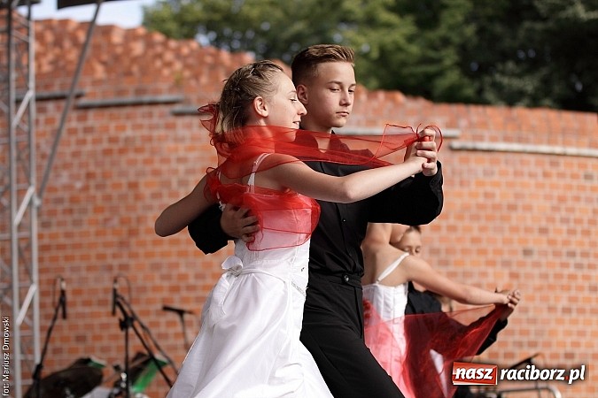 Zdjęcie w galerii na portalu naszraciborz.pl: Koncert jubileuszowy z okazji 30-lecia raciborskiego Młodzieżowego Domu Kultury w Raciborzu na zamku za nami  wiadomości z regionu