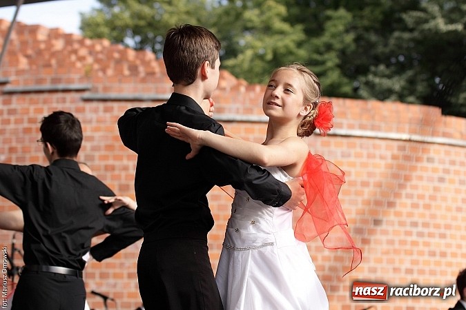 Zdjęcie w galerii na portalu naszraciborz.pl: Koncert jubileuszowy z okazji 30-lecia raciborskiego Młodzieżowego Domu Kultury w Raciborzu na zamku za nami  wiadomości z regionu