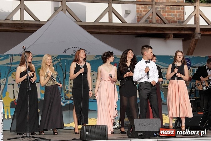 Zdjęcie w galerii na portalu naszraciborz.pl: Koncert jubileuszowy z okazji 30-lecia raciborskiego Młodzieżowego Domu Kultury w Raciborzu na zamku za nami  wiadomości z regionu