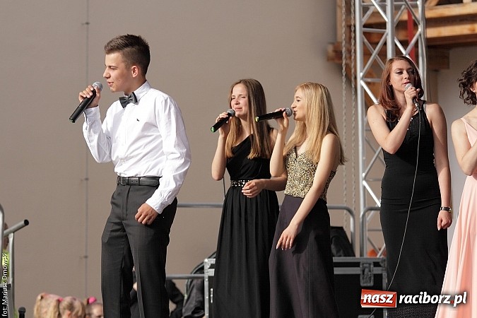 Zdjęcie w galerii na portalu naszraciborz.pl: Koncert jubileuszowy z okazji 30-lecia raciborskiego Młodzieżowego Domu Kultury w Raciborzu na zamku za nami  wiadomości z regionu