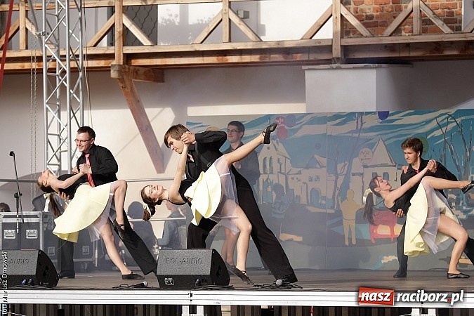 Zdjęcie w galerii na portalu naszraciborz.pl: Koncert jubileuszowy z okazji 30-lecia raciborskiego Młodzieżowego Domu Kultury w Raciborzu na zamku za nami  wiadomości z regionu