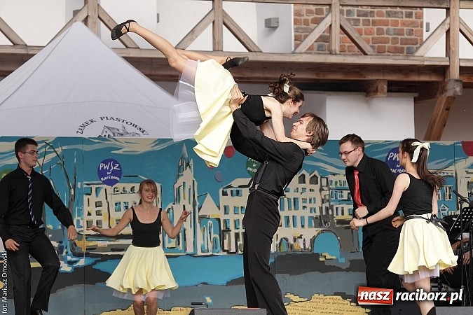 Zdjęcie w galerii na portalu naszraciborz.pl: Koncert jubileuszowy z okazji 30-lecia raciborskiego Młodzieżowego Domu Kultury w Raciborzu na zamku za nami  wiadomości z regionu