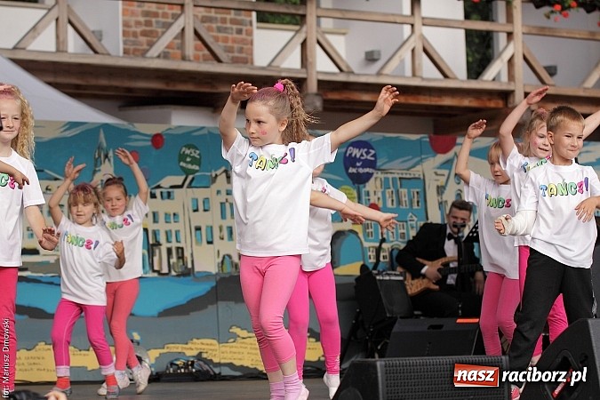 Zdjęcie w galerii na portalu naszraciborz.pl: Koncert jubileuszowy z okazji 30-lecia raciborskiego Młodzieżowego Domu Kultury w Raciborzu na zamku za nami  wiadomości z regionu