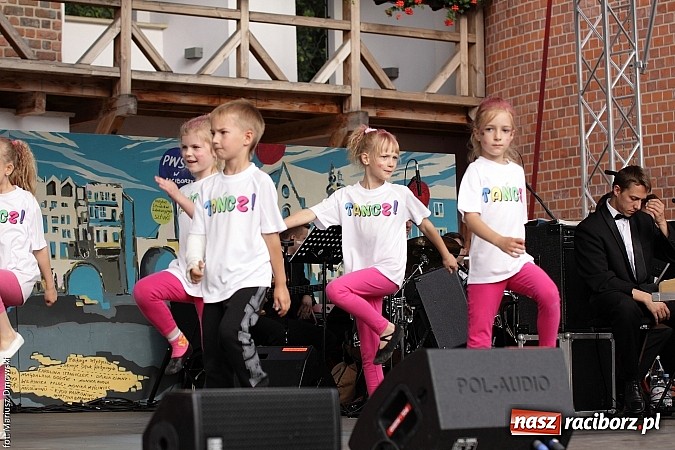 Zdjęcie w galerii na portalu naszraciborz.pl: Koncert jubileuszowy z okazji 30-lecia raciborskiego Młodzieżowego Domu Kultury w Raciborzu na zamku za nami  wiadomości z regionu