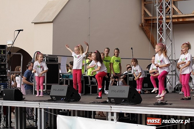 Zdjęcie w galerii na portalu naszraciborz.pl: Koncert jubileuszowy z okazji 30-lecia raciborskiego Młodzieżowego Domu Kultury w Raciborzu na zamku za nami  wiadomości z regionu