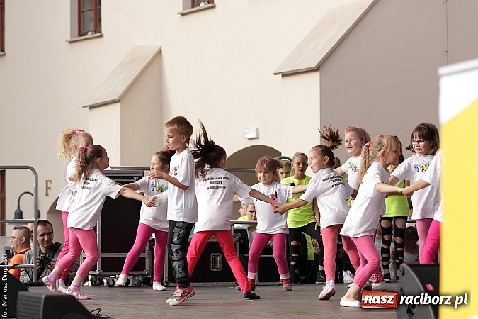 Zdjęcie w galerii na portalu naszraciborz.pl: Koncert jubileuszowy z okazji 30-lecia raciborskiego Młodzieżowego Domu Kultury w Raciborzu na zamku za nami  wiadomości z regionu