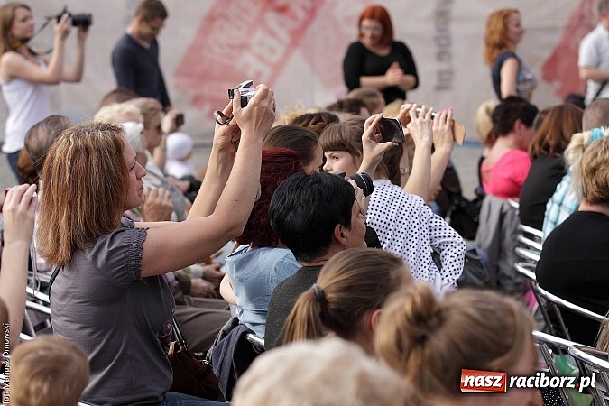Zdjęcie w galerii na portalu naszraciborz.pl: Koncert jubileuszowy z okazji 30-lecia raciborskiego Młodzieżowego Domu Kultury w Raciborzu na zamku za nami  wiadomości z regionu