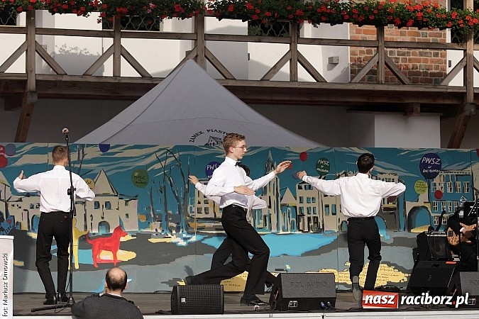 Zdjęcie w galerii na portalu naszraciborz.pl: Koncert jubileuszowy z okazji 30-lecia raciborskiego Młodzieżowego Domu Kultury w Raciborzu na zamku za nami  wiadomości z regionu