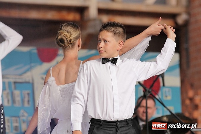 Zdjęcie w galerii na portalu naszraciborz.pl: Koncert jubileuszowy z okazji 30-lecia raciborskiego Młodzieżowego Domu Kultury w Raciborzu na zamku za nami  wiadomości z regionu