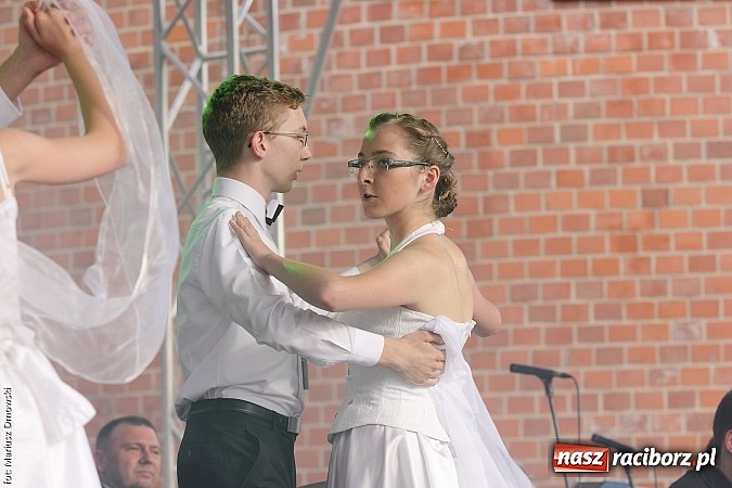 Zdjęcie w galerii na portalu naszraciborz.pl: Koncert jubileuszowy z okazji 30-lecia raciborskiego Młodzieżowego Domu Kultury w Raciborzu na zamku za nami  wiadomości z regionu