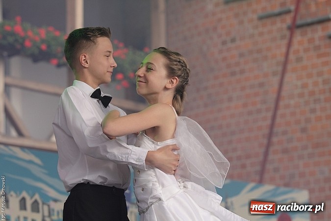 Zdjęcie w galerii na portalu naszraciborz.pl: Koncert jubileuszowy z okazji 30-lecia raciborskiego Młodzieżowego Domu Kultury w Raciborzu na zamku za nami  wiadomości z regionu