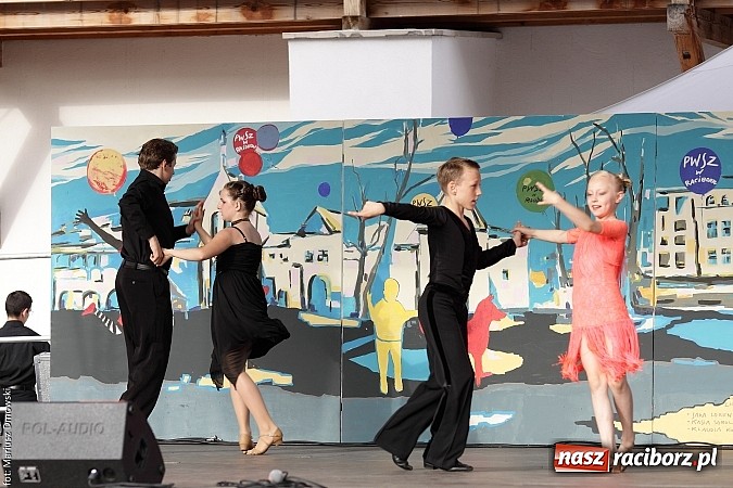 Zdjęcie w galerii na portalu naszraciborz.pl: Koncert jubileuszowy z okazji 30-lecia raciborskiego Młodzieżowego Domu Kultury w Raciborzu na zamku za nami  wiadomości z regionu