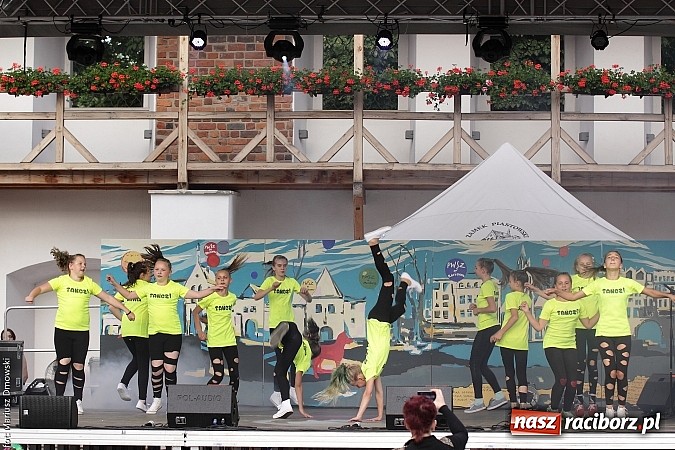 Zdjęcie w galerii na portalu naszraciborz.pl: Koncert jubileuszowy z okazji 30-lecia raciborskiego Młodzieżowego Domu Kultury w Raciborzu na zamku za nami  wiadomości z regionu