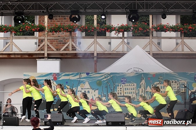 Zdjęcie w galerii na portalu naszraciborz.pl: Koncert jubileuszowy z okazji 30-lecia raciborskiego Młodzieżowego Domu Kultury w Raciborzu na zamku za nami  wiadomości z regionu