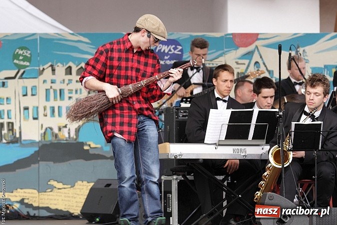 Zdjęcie w galerii na portalu naszraciborz.pl: Koncert jubileuszowy z okazji 30-lecia raciborskiego Młodzieżowego Domu Kultury w Raciborzu na zamku za nami  wiadomości z regionu