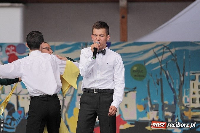 Zdjęcie w galerii na portalu naszraciborz.pl: Koncert jubileuszowy z okazji 30-lecia raciborskiego Młodzieżowego Domu Kultury w Raciborzu na zamku za nami  wiadomości z regionu