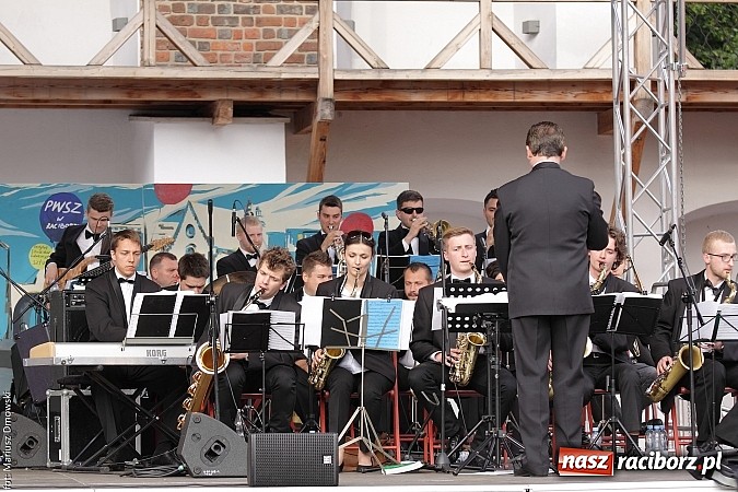 Zdjęcie w galerii na portalu naszraciborz.pl: Koncert jubileuszowy z okazji 30-lecia raciborskiego Młodzieżowego Domu Kultury w Raciborzu na zamku za nami  wiadomości z regionu