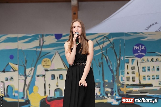 Zdjęcie w galerii na portalu naszraciborz.pl: Koncert jubileuszowy z okazji 30-lecia raciborskiego Młodzieżowego Domu Kultury w Raciborzu na zamku za nami  wiadomości z regionu