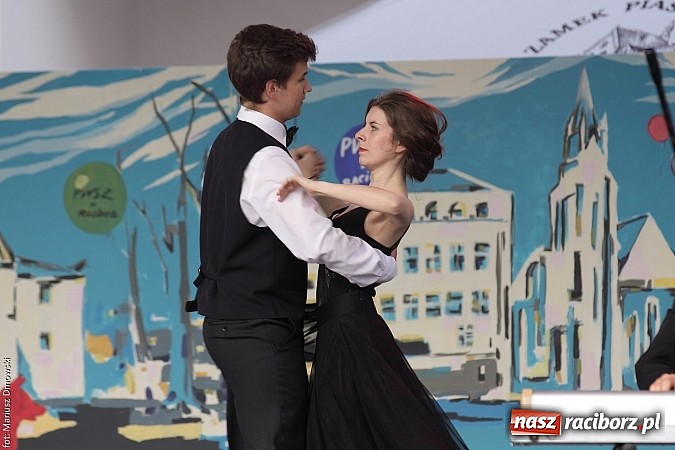 Zdjęcie w galerii na portalu naszraciborz.pl: Koncert jubileuszowy z okazji 30-lecia raciborskiego Młodzieżowego Domu Kultury w Raciborzu na zamku za nami  wiadomości z regionu