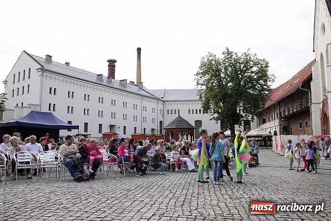 Zdjęcie w galerii na portalu naszraciborz.pl: Koncert jubileuszowy z okazji 30-lecia raciborskiego Młodzieżowego Domu Kultury w Raciborzu na zamku za nami  wiadomości z regionu