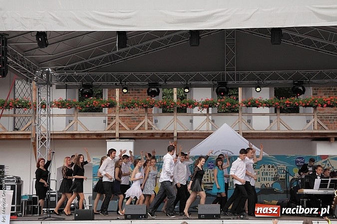 Zdjęcie w galerii na portalu naszraciborz.pl: Koncert jubileuszowy z okazji 30-lecia raciborskiego Młodzieżowego Domu Kultury w Raciborzu na zamku za nami  wiadomości z regionu